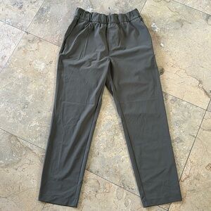 Like New VUORI Size Medium Women’s Pants Olive